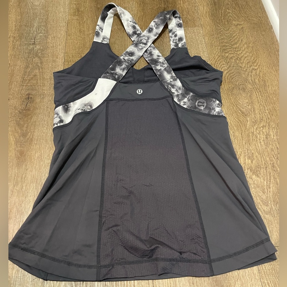 Lulu Running Tank top, Built in bra - no pads.